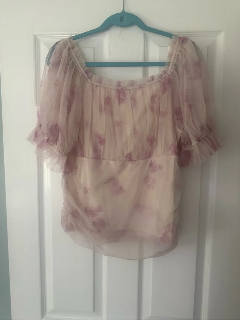 NWT Gorgeous Lined Fitted Floral Tulle Blouse with Puff Sleeves